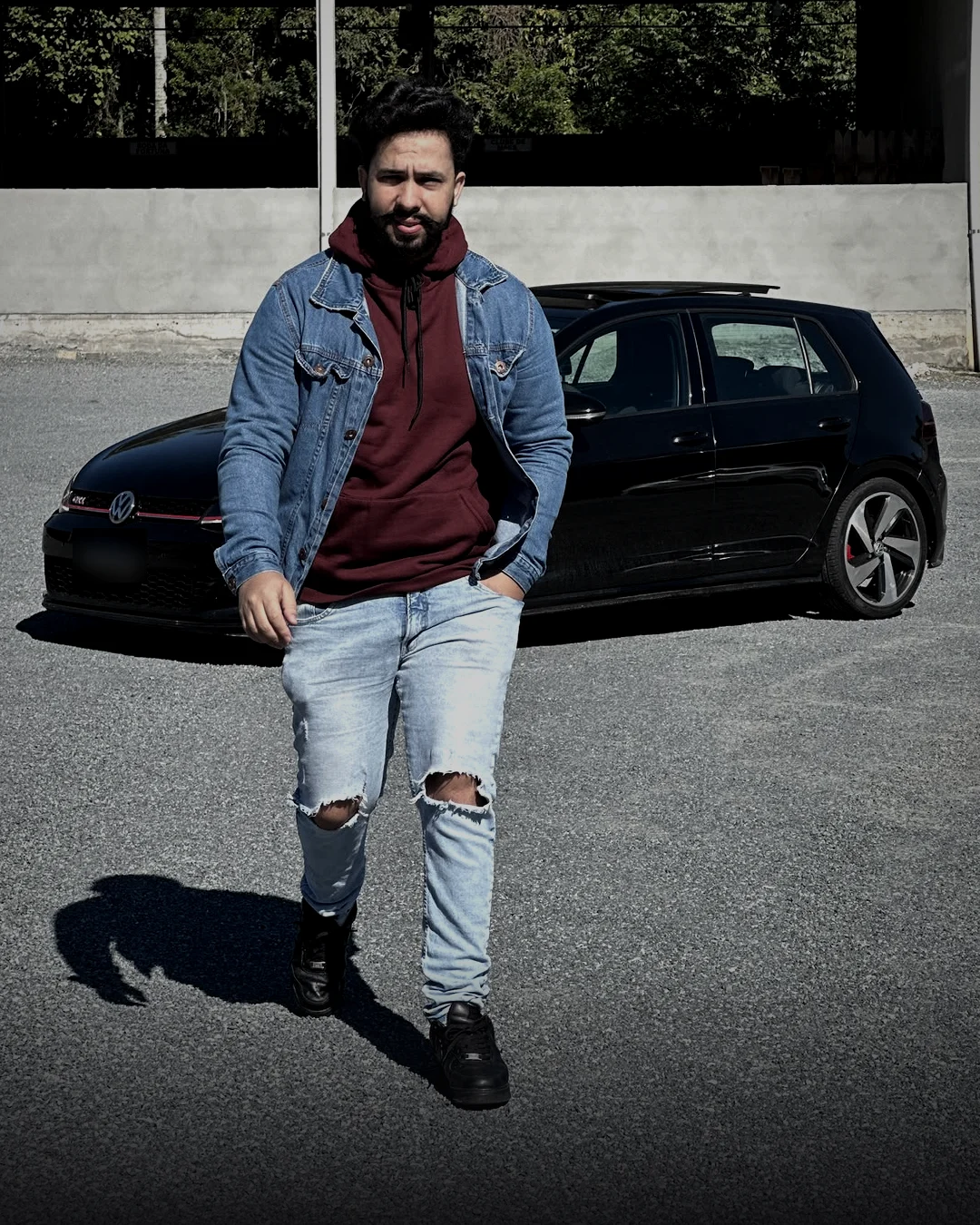 Roger Davino ao lado do carro